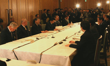 「国と地方の協議の場(第3回)」に出席の写真
