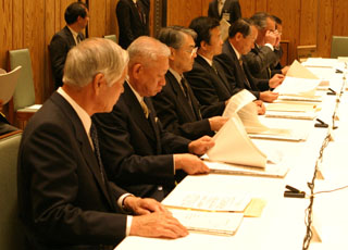 山本文男全国町村会長(手前）の写真