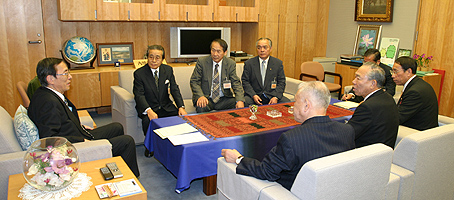 細田内閣官房長官（左）・石原副会長（香川県三木町長）（右から2人目）の写真