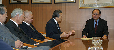山本会長（左から2人目）・武部自民党幹事長（右）の写真