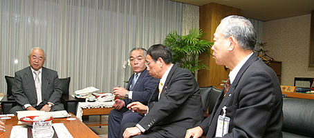久間自民党総務会長（左）・石原副会長（右）の写真