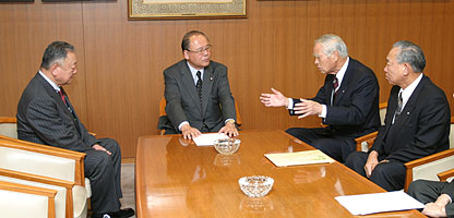 自民党武部幹事長（中央）を訪問する正副会長の写真
