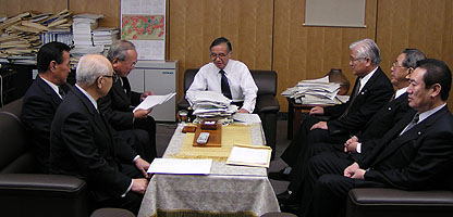 香山総務事務次官（中央）の写真