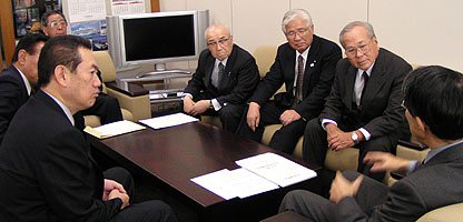 瀧野総務省自治財政局長（右端）の写真