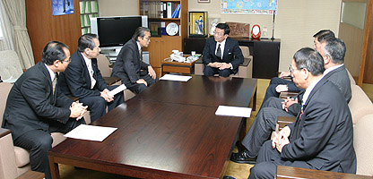 与謝野自民党政調会長（中央）の写真
