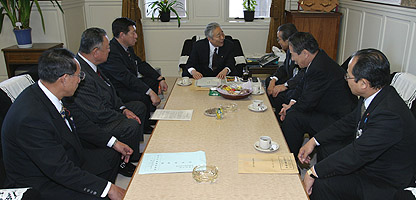 青木自民党参議院議員会長（中央）