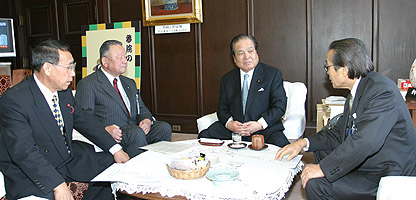 片山自民党参議院幹事長（中央）の写真