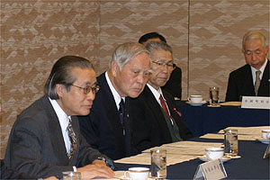 山本全国町村会長(中央）の写真