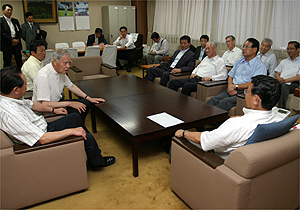 与謝野自民党政調会長の写真