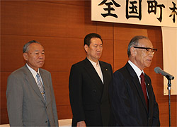 副会長に選出された青木東京都町村会長（右）、魚津富山県町村会長（中）、石原香川県町村会長（左）の写真