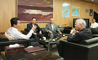 麻生総務大臣（左）の写真