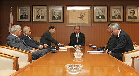 山本会長（左）・武部自民党幹事長（中央）の写真