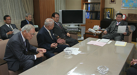 山本会長（左）・中川自民党政調会長（右）の写真