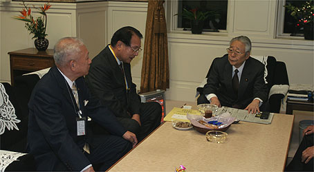 青木自民党参議院議員総会長（右）の写真