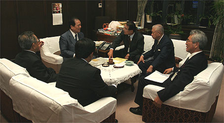 片山自民党参議院幹事長（左から2人目）の写真