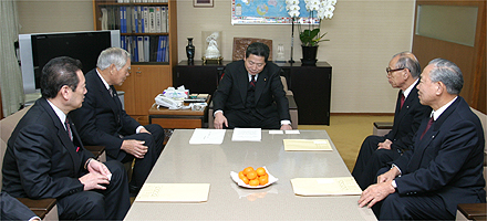 自民党中川政務調査会長の写真