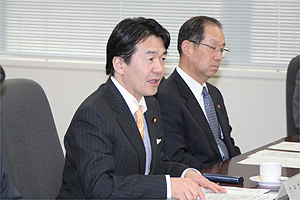 竹中総務大臣（中央）の写真