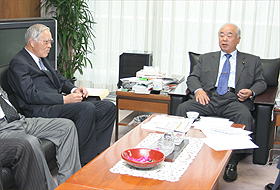 山本会長（左）と久間自民党総務会長の写真