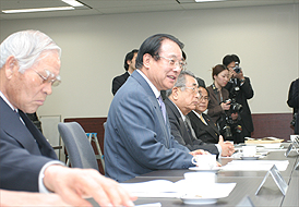 麻生渡全国知事会会長（福岡県知事）の写真