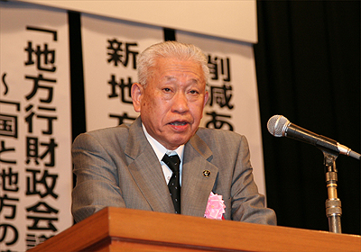 決意表明：山出保全国市長会会長（金沢市長）の写真