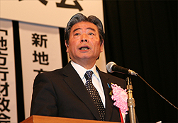 鈴木内閣官房副長官の写真