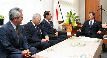 鈴木内閣官房副長官の写真