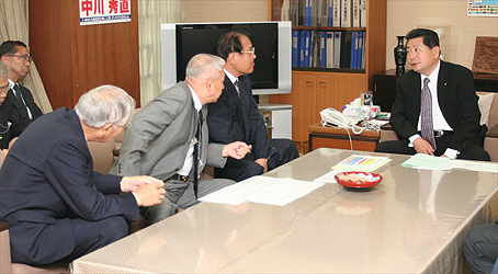 中川自民党政調会長の写真