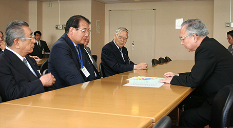 井上公明党政調会長の写真