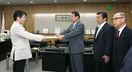 青木副会長（右）の写真