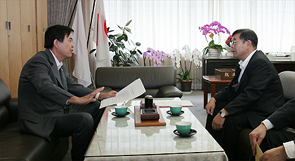松田総務事務次官（左）と本田副会長の写真
