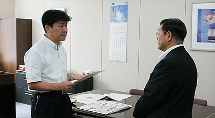 岡本自治財政局長（左）の写真