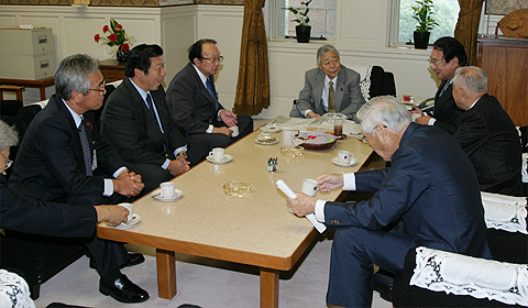 青木幹雄自民党参議院議員会長の写真