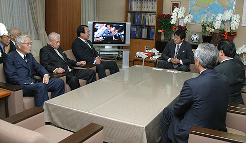 中川昭一自民党政調会長の写真