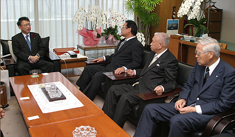 丹羽雄哉自民党総務会長の写真