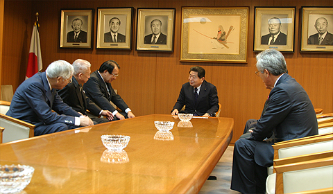 中川秀直自民党幹事長の写真