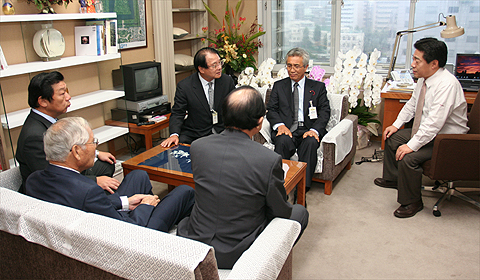 北側一雄公明党幹事長の写真