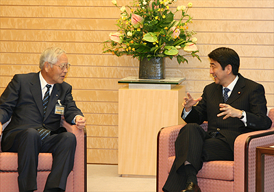 山本会長（左）の写真