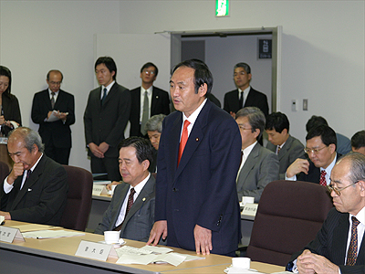 菅義偉総務大臣の写真