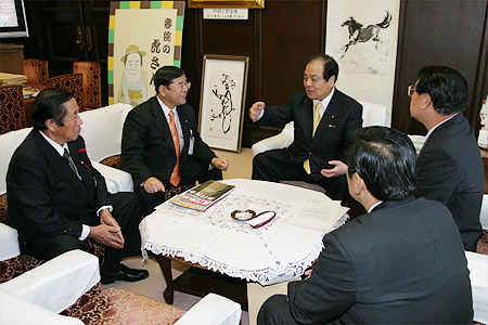 片山虎之助　自民党参議院幹事長の写真