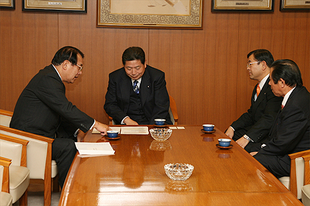 中川秀直　自民党幹事長の写真