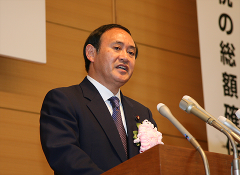 菅義偉総務大臣の写真
