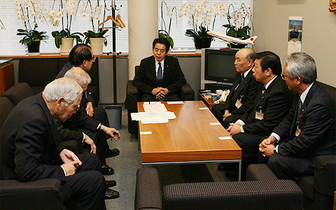 下村内閣官房副長官の写真