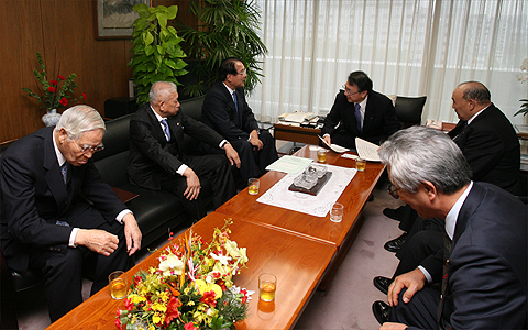 丹羽自民党総務会長の写真