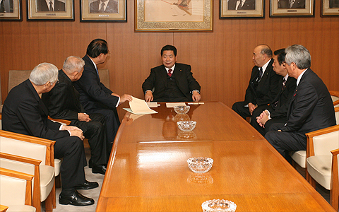 中川自民党幹事長の写真