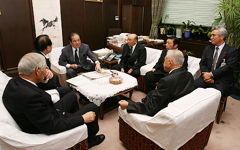 片山自民党参議院幹事長の写真