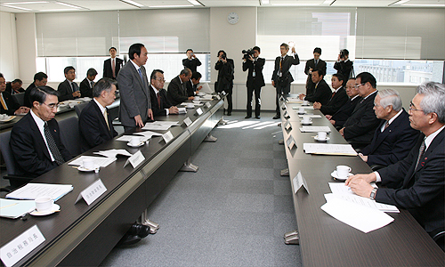 12月18日、総務省で開かれた「地方財政に関する総務大臣・地方六団体会合」の写真