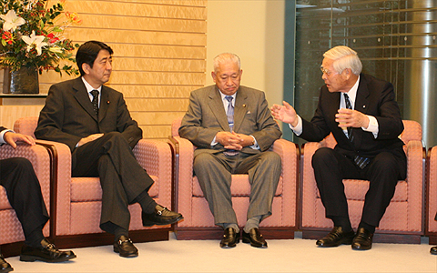 山本会長（右）の写真
