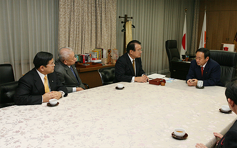 本田副会長（左）・菅総務大臣（右）の写真