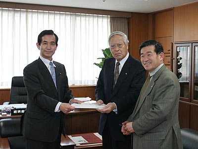 山本幸三経済産業副大臣の写真