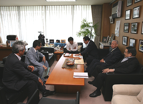 中川昭一自民党政調会長の画像